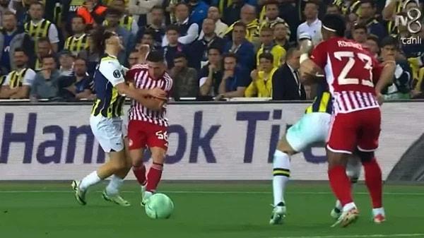 Ferdi Kadıoğlu'nu topsuz koşu yaptığı sırada göğsüne vurarak durduran Yunan ekibinin oyuncusu, müdahalesinin ardından yere düşen milli futbolcuya orta parmağını gösterdi.