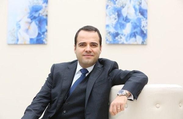 Prof. Dr. Özgür Demirtaş, ABD uzun yıllar görev almış, Türkiye'de de üst düzey yöneticilik de yapmış bir akademisyen. Rolex saatiyle de birçok pozu bulunuyor.