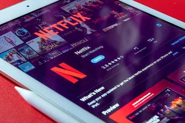 Netflix, ilk kez 2020 yılında net müşteri kaybına uğramıştı. Yatırımcıları tedirgin eden bu durum, şirketin ücretli paylaşım sistemine geçmesine neden olmuştu.