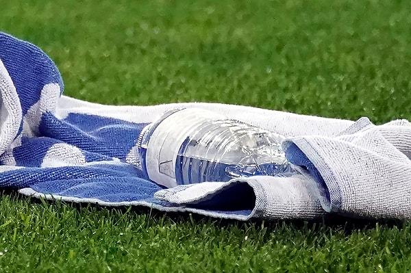 21 yaşındaki file bekçisinin atışlardan önce, Fenerbahçeli oyuncuların penaltı atışlarını kullandığı köşeleri not ettiği ve su şişesindeki kağıda baktığı objektiflere yansıdı.
