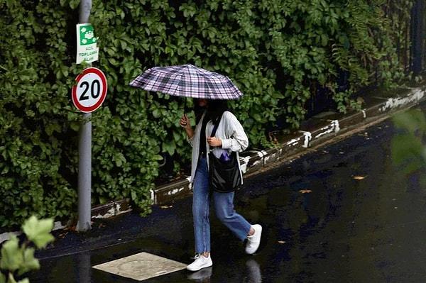Açıklamada, "Cumartesi, Çatalca, Silivri ve Arnavutköy gibi batı ilçelerde başlaması beklenen sağanak yağmur geçişlerinin öğle saatlerine doğru il geneline yayılacağı, akşam saatlerine kadar aralıklarla kuvvetli şekilde (20-50kg/m2) etkili olacağı tahmin ediliyor. Soğuk ve yağışlı havanın cumartesi geç saatlerde etkisi kaybetmesi pazar günü itibari ile de şehri terk etmesi bekleniyor. Halihazırda 12-14°C aralığına gerileyen sıcaklıkların tekrardan 20°C'lerin üzerine yükseleceği öngörülüyor." denildi.