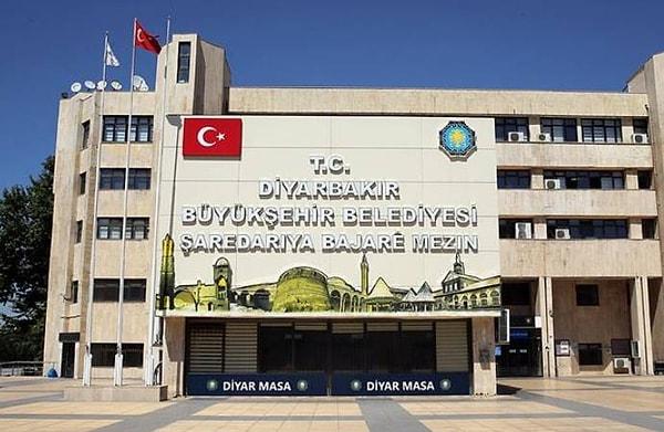 DEM Parti’nin kazandığı Diyarbakır Büyükşehir Belediyesi meclis toplantısında Türk bayrağının kaldırıldığı ve İstiklal Marşı’nın okunmadığına ilişkin iddiayı yalanladı. Eş başkanlar Serra Bucak ve Doğan Hatun tarafından yapılan açıklamada şöyle denildi: