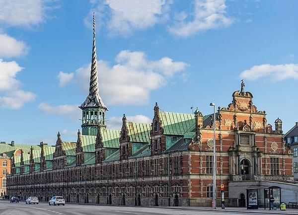 1. Danimarka'da 1600'lü yıllarda inşa edilen Kopenhag Menkul Kıymetler Borsa binası. Kral 4. Christian tarafından inşa edilen bu binanın, ikonik ejderha kulesi de dahil olmak üzere binanın tamamı 16 Nisan 2024'te çıkan bir yangına kurban oldu. İronik bir şekilde kuledeki dört ejderhanın amacı yangına karşı koruma sağlamaktı.
