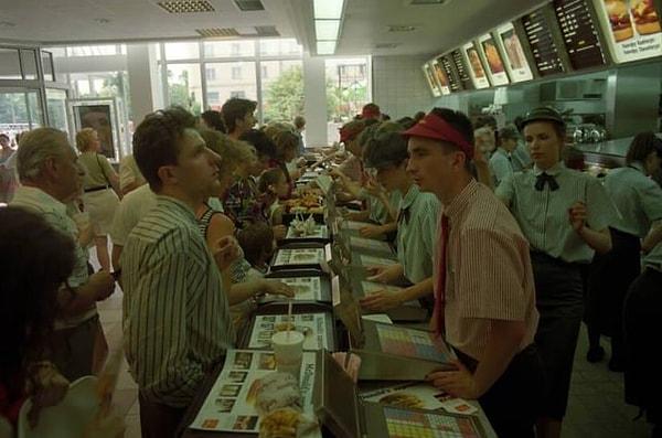 4. Polonya'daki ilk McDonald's restoranının açılış günü. (Varşova, 17 Haziran 1992. Fotoğraf: Cezary Słomiński.)