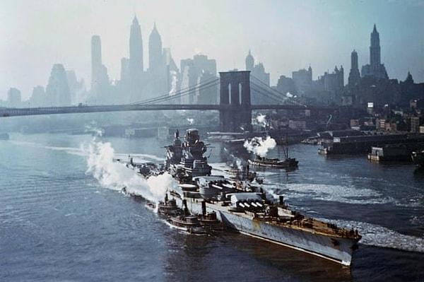 5. Fransız savaş gemisi Richelieu, East River'da manevra yaparken görüntüleniyor. (New York, Şubat 1943)