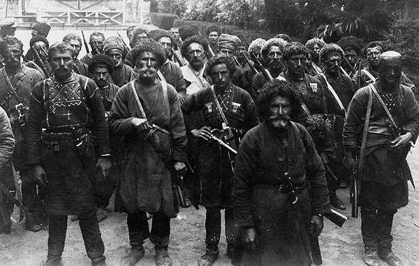 6. Sovyet ordusuna karşı savaşmaya hazır Khevsureti'li Gürcü anarşistler. (1921)
