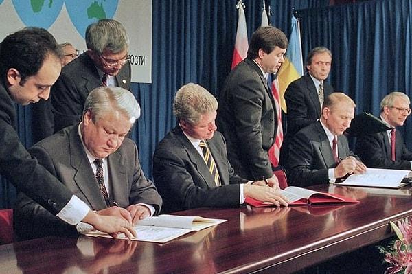 15. Güvenlik garantileri karşılığında Ukrayna'nın nükleer silahlarından vazgeçmesi yönünde bir anlaşma imzalayan Ukrayna, ABD ve Rusya başkanları. (Budapeşte Memorandumu, 1994.)