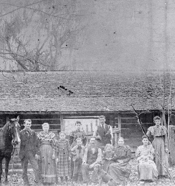 2. Evlerinin önünde poz veren ve ürkütücü bir havaya sahip olan 1880'ler ailesi.