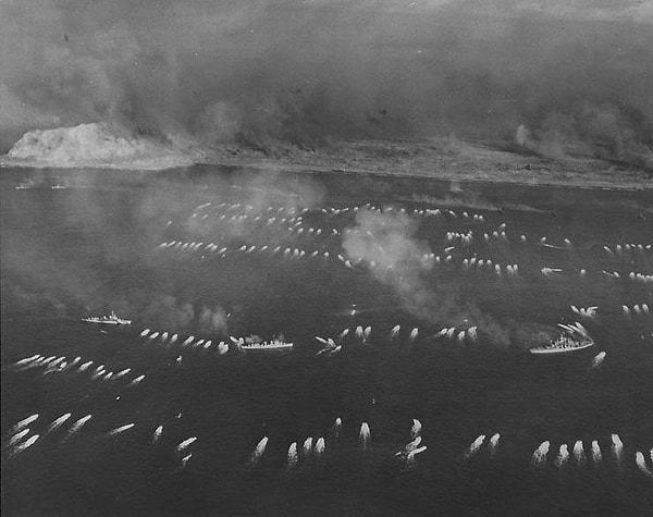 11. Deniz çıkarma gemisinin ilk dalgası Iwo Jima plajlarına doğru ilerliyor.