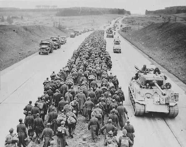 13. Otoban boyunca yürüyen binlerce Alman savaş esirinden oluşan devasa sütun.