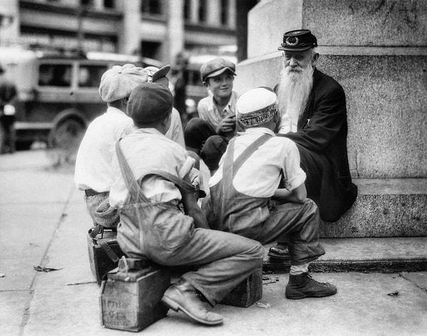 14. Amerikan İç Savaş gazisi ile konuşan ayakkabı parlatıcısı çocuklar.