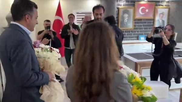 İçişleri Bakanı Ali Yerlikaya, Diyarbakır'da Sur Belediyesi'nde başkanlık makamına girildiği esnada DEM Partili bazı kişilerin Atatük ve Erdoğan'ın portrelerini işaret ederek hakaret içerikli ifadeler kullanması hakkında müfettiş görevlendirildiğini açıkladı.