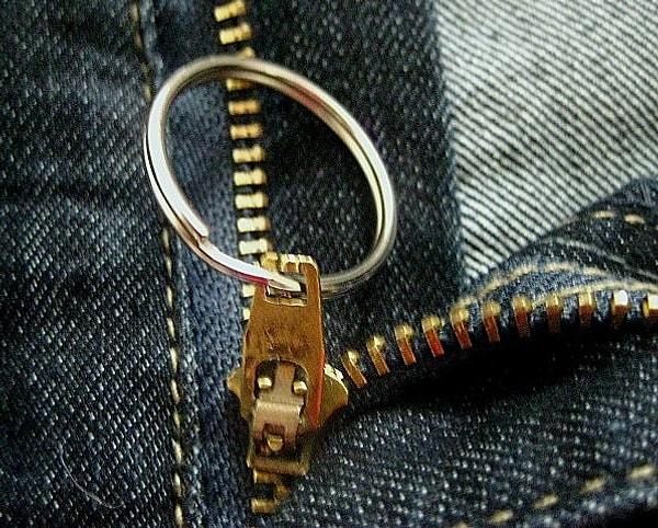 1. Fermuarınızın aşağı inmemesi için anahtarlık halkasını fermuarınıza geçirin ve sonra fermuarı yukarı çekip, pantolonunuzun düğmesine halkayı geçirin.