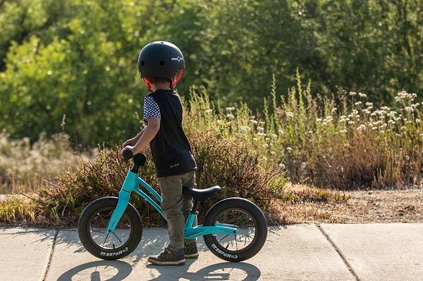 12. Bisiklet sürmeyi yeni öğrenen çocuklarınız için denge bisikleti satın alın.