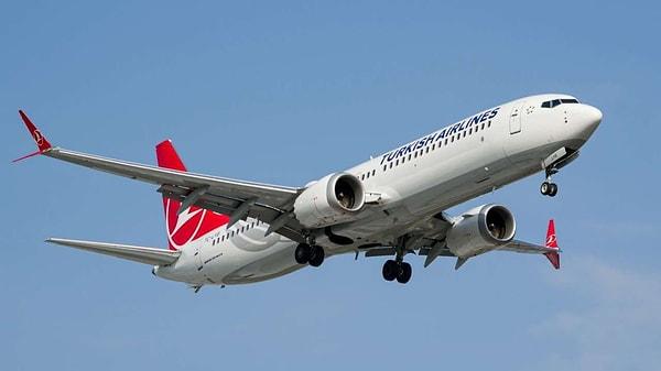 THY uçağının İstanbul Havalimanı'na inmesinin ardından uçak camı değiştirilmek üzere bakıma alınırken, yolcular camı çatlayan uçağın yerine tahsis edilen yeni uçakla Sivas’a gönderilecek.