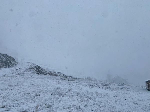 Kent genelinde etkili olan yağmur yağışı yüksek kesimlerde kar yağışı şeklinde etkisini gösterdi. Bolu’nun en yüksek dağlarından Köroğlu Dağları’nın zirvesinde kar yağışı etkili oldu.