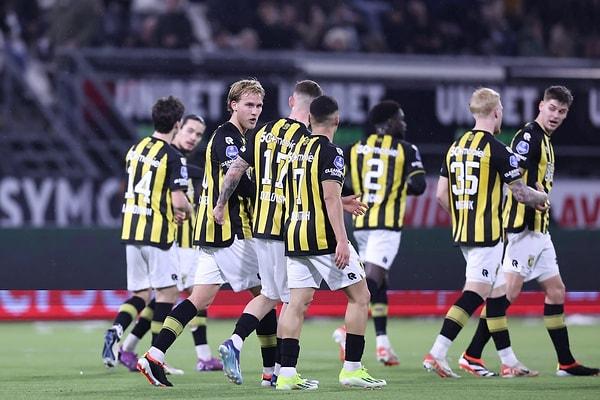 Hollanda Kraliyet Futbol Federasyonundan (KNVB) yapılan açıklamada, uzun süredir lisans yönetmeliklerini ihlal eden ve açılan soruşturmada yanlış bilgi sağlayan Vitesse'ye yaptırım uygulandığı ifade edildi.