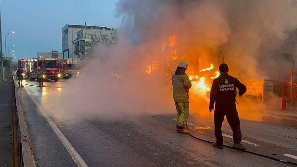 Alevler kısa sürede tüm otobüsü sararken, olay yerine gelen itfaiye ekipleri köpüklü su ile yangına müdahale etti.
