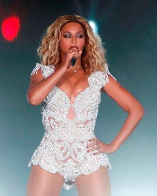 Bu kişi de şarkıları ve dansıyla ikonik bir pop kraliçesi olan Beyonce! Derici’nin giydiği elbiseye benzer bir elbiseyi Beyonce, 2013 yılında verdiği Philedelphia konserinde giymiş.