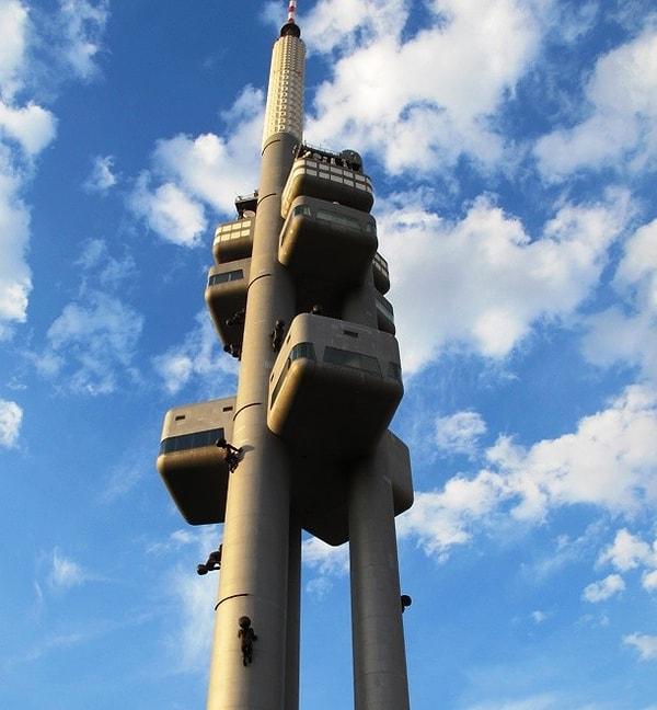 3. Prag'daki Zizkov Televizyon Binası ise fırlamaya hazır bir roket gibi duruyor.