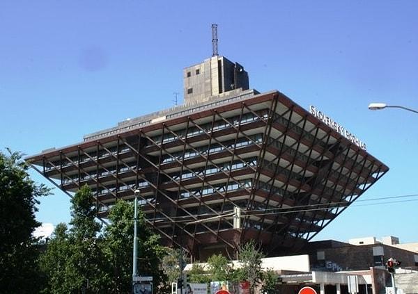 9. Slovak Radyo Binası ise yerçekimine resmen meydan okuyor.