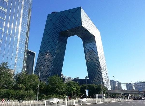 10. Çin Merkez Televizyonu’nun genel müdürlük binası da oldukça ilgi çekici görünüyor.