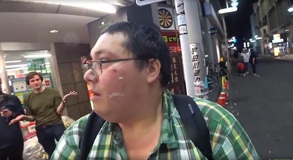 Twitch yayıncısı CashMeow Tokyo'daki canlı yayını esnasında tanımadığı bir adamın saldırısına uğradı.