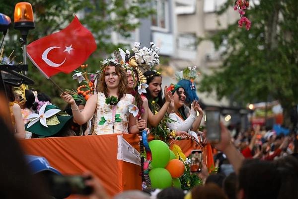 Her yıl ziyaretçi akınına uğrayan Adana 12. Uluslararası Portakal Çiçeği Karnavalı bu sene de kentin tüm sokaklarını rengarenk yaptı.