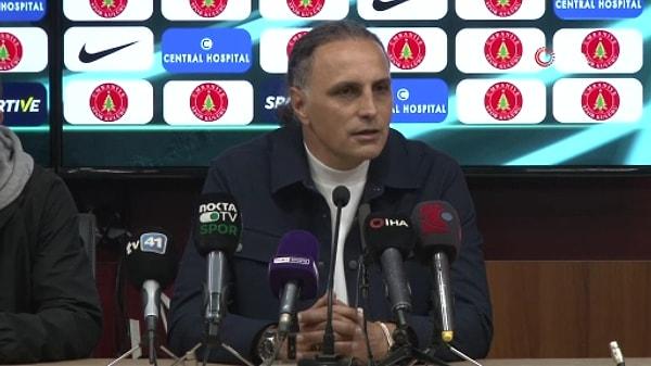 Karşılaşmanın ardından daha önce Ümraniyespor’u da çalıştıran Kocaelispor Teknik Direktörü Mustafa Gürsel'in basın toplantısında odaya yüksek sesli müzik verildi.