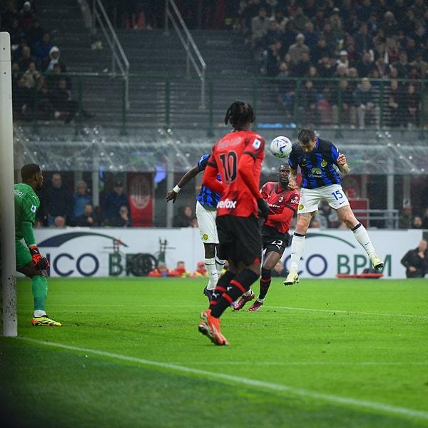 İtalya Serie A’nın 33. haftasında Inter, deplasmanda Milan ile karşı karşıya geldi. Mücadelenin 18. dakikasında Francesco Acerbi ile öne geçen maviler, devreyi 1-0 önde kapattı.