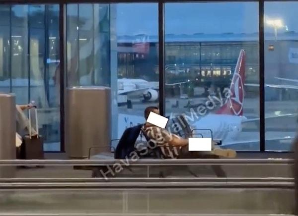 Oturduğu yerde sigara içtikten sonra bu hareketine devam eden yolcu, havalimanı polisinin bilgilendirilmesi üzerine gözaltına alındı.