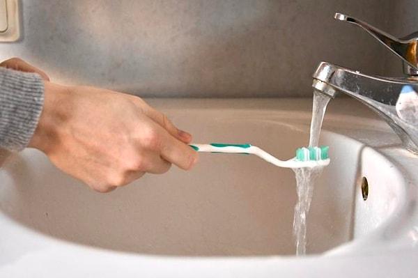 2. Dişlerini fırçalarken fırçayı ıslatır mısın?