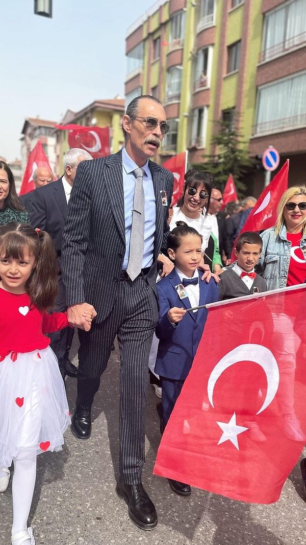 Belediye Başkanı olarak kutladığı ilk milli bayramda, sokağa çıkıp çocuklarla birlikte marşlar söyledi.