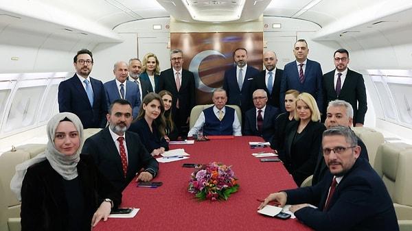 Cumhurbaşkanı Recep Tayyip Erdoğan, Irak ziyareti dönüşünde uçakta gazetecilerin sorularını yanıtladı. Bu sırada MHP'nin hedefinde olan Selvi'yi hemen yanına oturtması dikkat çekti.