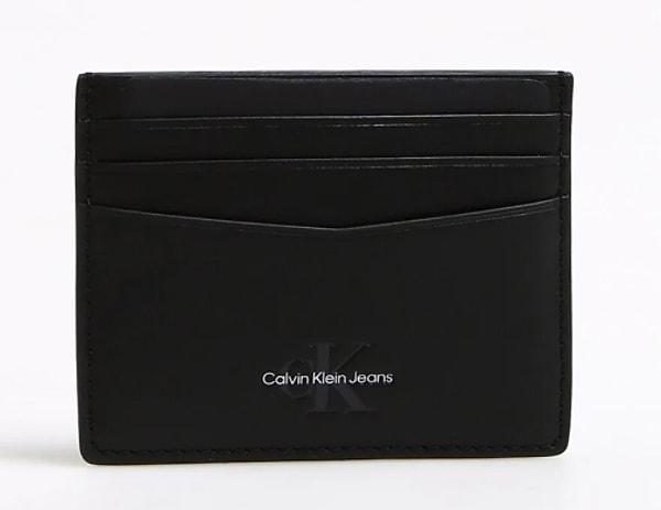 8. Calvin Klein'ın siyah erkek cüzdanı, çok amaçlı bir hediye olup, sade ve zarif tasarımıyla Boğa burcu erkekleri için mükemmel.