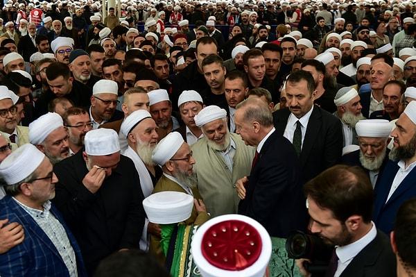Erdoğan cenaze töreninde İsmailağa cemaatinin önde gelenleriyle sohbet etti.