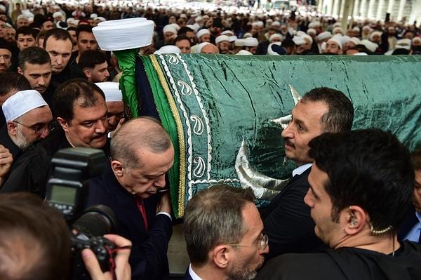 Cumhurbaşkanı Erdoğan daha sonra Hasan Kılıç'ın tabutuna omuz da verdi.
