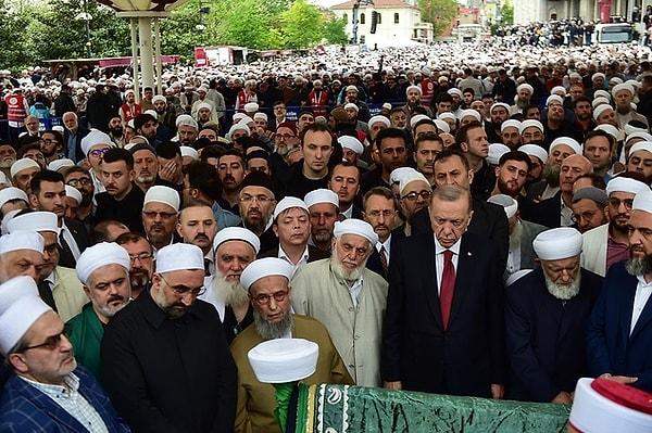 İstanbul'da hayatını kaybeden İsmailağa Cemaati lideri Hasan Kılıç, son yolculuğuna uğurlandı. Fatih Camii'nde düzenlenen törene, Cumhurbaşkanı Recep Tayyip Erdoğan da katıldı.