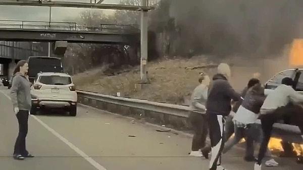 ABD’de yol kenarında yanan aracın içinde mahsur kalan sürücü, çevreden geçenlerin insanüstü çabaları sayesinde yanmaktan son anda kurtuldu. Yaşananlar araç kamerasıyla kaydedildi.
