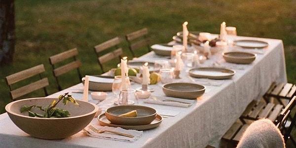 6. Birkaç adım geriye gidelim: Arkadaşların, taşınacağın için veda yemeği hazırlamış. ❤️ Masadaki yemeklerden hangisi favorin?