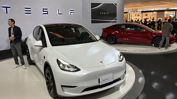 Yatırımcılar ve analistler Tesla'nın bu yıl hisselerindeki düşüşü durdurmak ve satışlarını artırmak için adımlar atacağına dair bir işaret arıyorlardı.