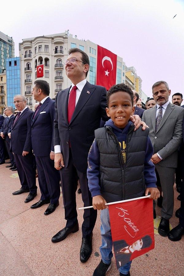 İstanbul'da yapılan kutlamalarda da Ekrem İmamoğlu çocuklarla poz vermeyi tercih etti. En çok dikkat çekeni ise elinde Atatürklü bayrakla koştura koştura gelen siyahi çocuktu.