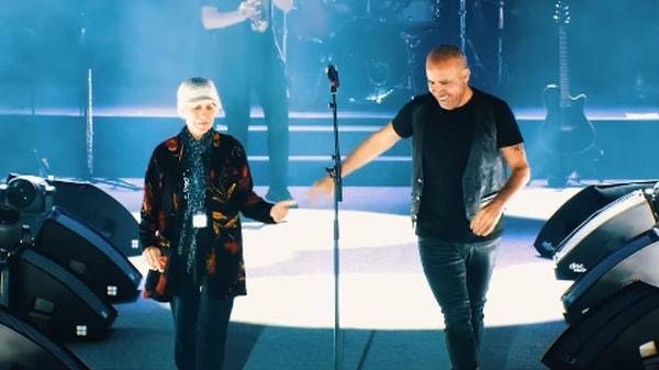 Adana konserinde ablası Hicran Levent'i ağırlayan Haluk Levent, saçlarını kanserle savaşan ablasına destek için kazıttığını söyledi.