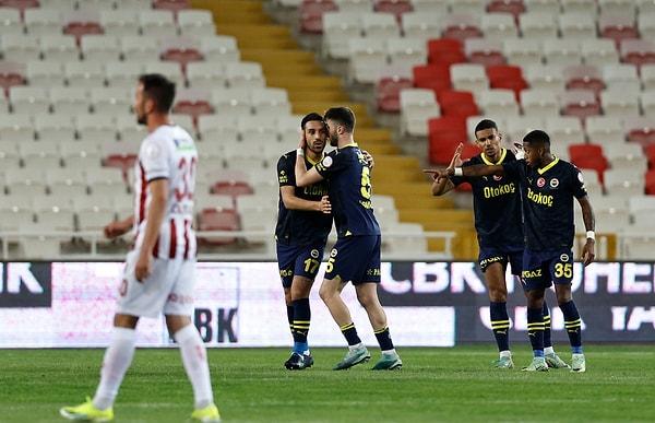 Fenerbahçe açısından ise hafta sürpriz bir sonuçla noktalandı. Geçtiğimiz hafta UEFA Konferans Ligi'nde Olympiakos'a elenen sarı-lacivertliler, Sivasspor deplasmanında 2-2'lik beraberlikle döndü.