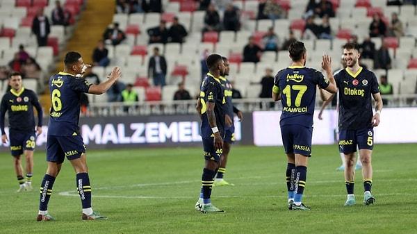Trendyol Süper Lig'in 33. haftasında Sivas deplasmanına çıkan Fenerbahçe, mücadeleden 2-2'lik beraberlikle ayrıldı.