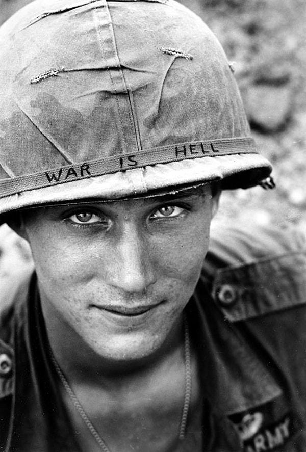 5. Vietnam savaşında görüntülenen ve kaskının üzerinde "Savaş Cehennemdir" yazan genç bir asker.