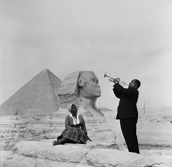 7. Büyük Sfenks'in önünde eşi için trompet çalan Louis Armstrong. (1961)