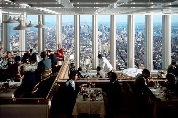 9. Dünya Ticaret Merkezi'nin Kuzey Kulesi'nin tepesindeki restoran. (1976) Fotoğraf: Ezra Stoller