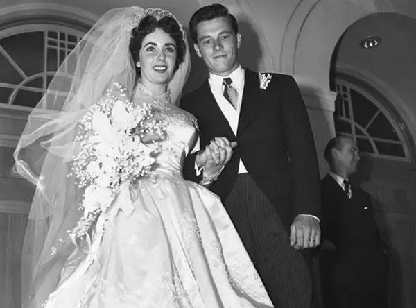 11. Elizabeth Taylor, 24 yaşındaki Conrad Hilton Jr. ile evlendiğinde 18 yaşındaydı. Hilton'un "kumar, içki ve kötü davranışları" nedeniyle sadece sekiz ay evli kaldılar.