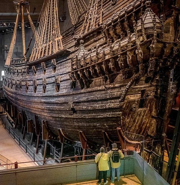 11. İsveç savaş gemisi Vasa. İlk yolculuğuna başladığı yerden bir kilometre ötede 1628 yılında batmış ve 333 yıl sonra neredeyse tamamen sağlam bir şekilde deniz tabanından çıkarılmıştır. Şu anda Stockholm'deki Vasa Müzesi'nde bulunan gemi, dünyanın en iyi korunmuş 17. yüzyıl gemisidir.